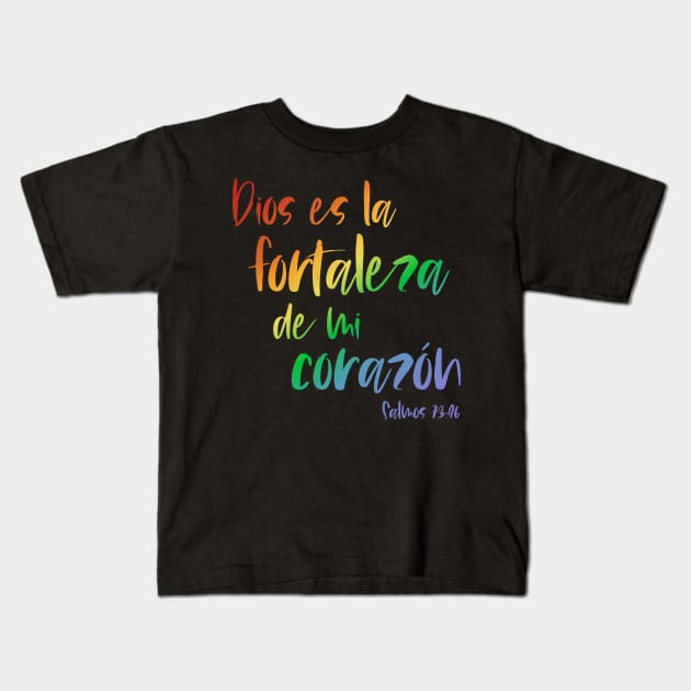 Biblico Cristiano: Dios es la fortaleza de mi corazón (texto arcoiris, español) Kids T-Shirt by Ofeefee